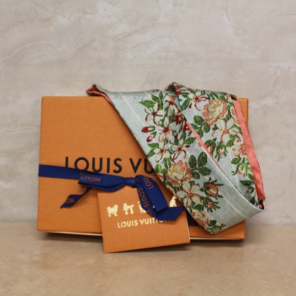 Louis Vuitton Accessories - Louis Vuitton Silk Bandeau Scarf NWT (DM207) Louis Vuitton Accessories - Louis Vuitton Silk Bandeau Scarf NWT (DM207)